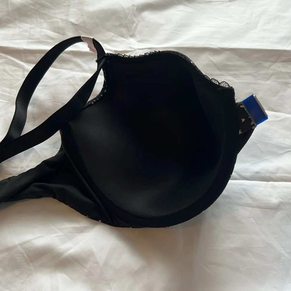 Victoria’s Secret Bra size 38DDD NWOT black with heart shaped magnet front close